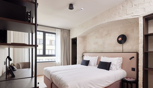 Comfort Room Front