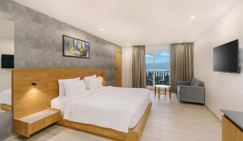 Suite, Balcony (Statue View)