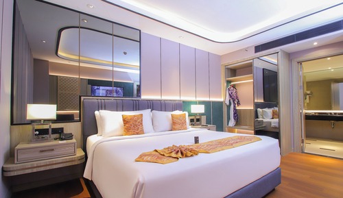 King Bed Suite Pool