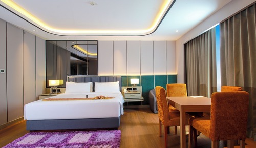King Bed Junior Suite Pool