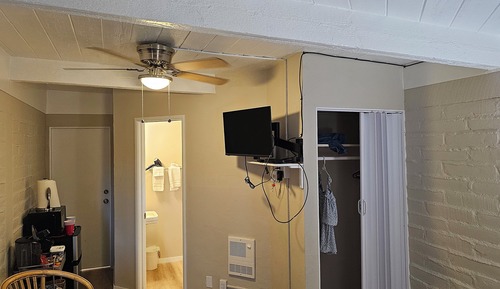 Premium Queen room 1 Queen Bed, Refrigerator & Microwave, Mountain View