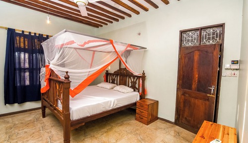 Two Bedroom Holiday Home with Balcony and Garden View
