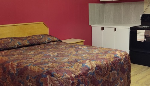 1 Queen bed