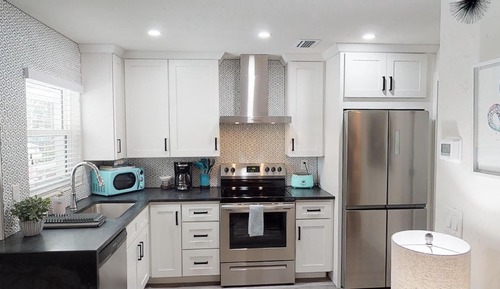 Executive Downtown Lemon Bungalow 1 King Bed Non-Smoking