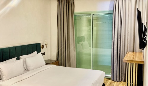 3-BEDROOM APARTMENT AND LIVING ROOM