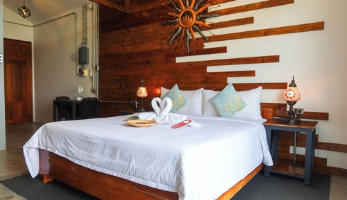 Premium Suite, 1 King Bed, Bathtub, Sea View