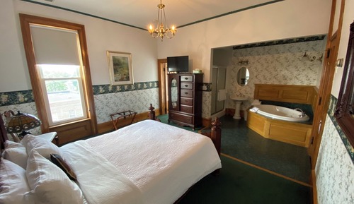 Basic Room, 1 Queen Bed, Hot Tub