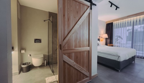 Deluxe Double Room, 1 King Bed, Non Smoking, Pool Access