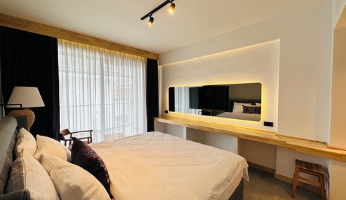 Classic Room, 1 King Bed, Non Smoking, Balcony