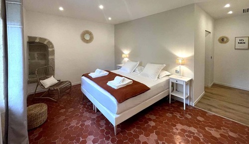 Deluxe Double Room, 1 King Bed, Pool Access, Garden View