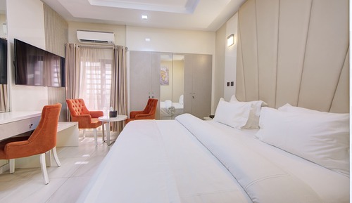 Deluxe Suite, 1 Queen Bed, Microwave, City View