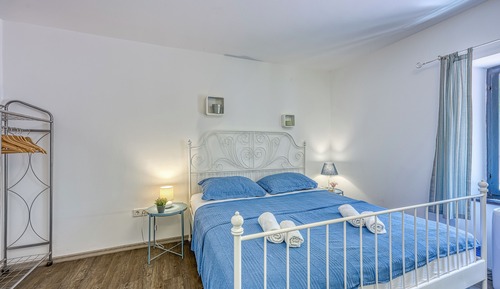 Family Studio (Orange Studio Apartment)