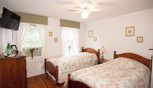 C7 Carriage House Twin Room