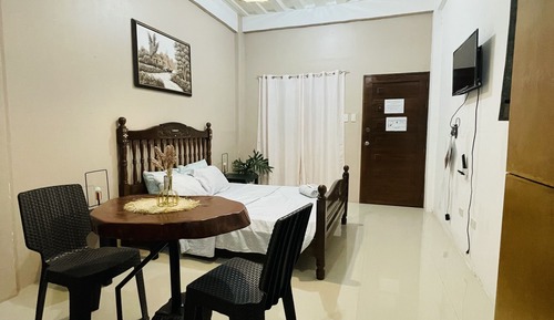 Deluxe Studio, 1 Queen Bed, Non Smoking, Private Bathroom