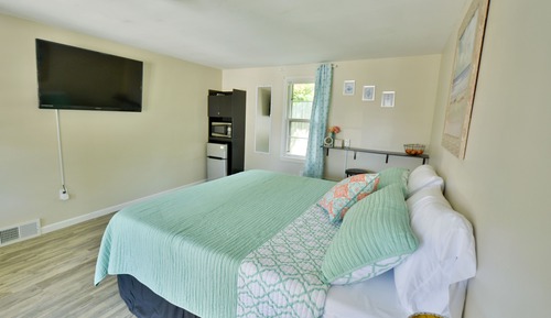 Basic Room, 1 King Bed, Non Smoking