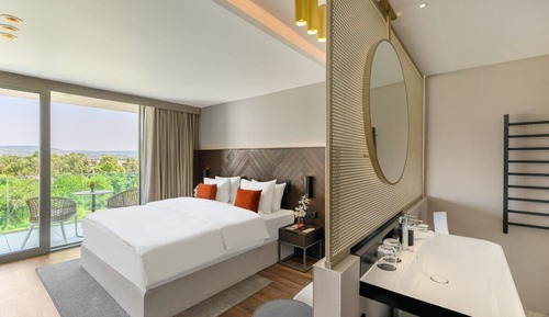 Superior Room - side lake view