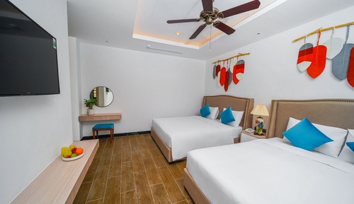 Renata, City View, 2 Twin Beds with Window