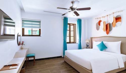 Rubia, City View, 1 King Bed with Window