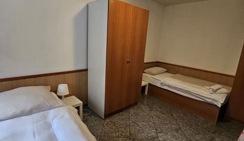 Basic Twin Room, Shared Bathroom, Courtyard View (Budget Zwei-Bett-Zimmer)