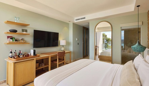 Standard Room, 1 King Bed, Non Smoking, Lake View (Balcony)