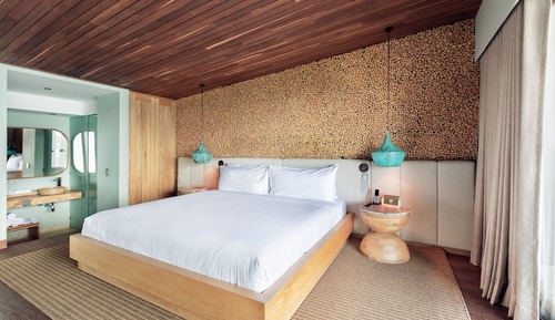Deluxe Room, 1 King Bed, Non Smoking, Lake View (Balcony)