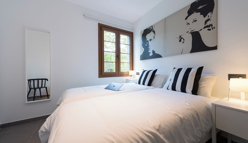 City Apartment, 2 Twin Beds, Private Bathroom, Park View