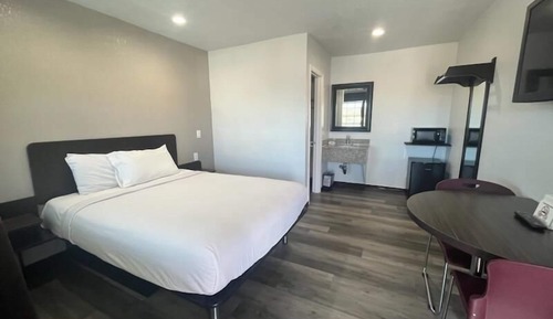 Deluxe Room, 1 Queen Bed, Non Smoking, Refrigerator & Microwave