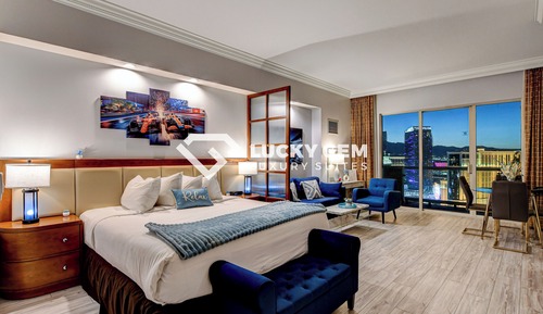 Luxury Suite, 1 King Bed with Sofa bed, Balcony, City View