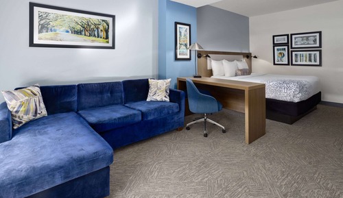 Deluxe Studio, 1 King Bed, Non Smoking