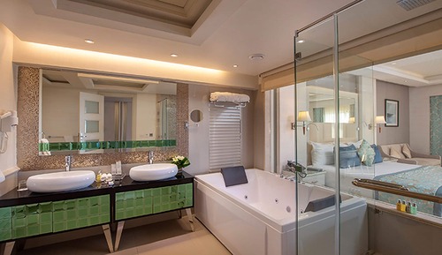 Jacuzzi Deluxe Junior Suite with VIP Package