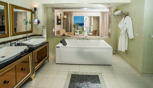 Jacuzzi Suite Prime Sea & Pool View with VIP Package