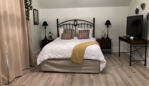 Design Double Room, Ensuite, City View (Executive Queen)