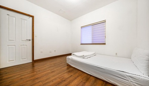 Room (B 102)