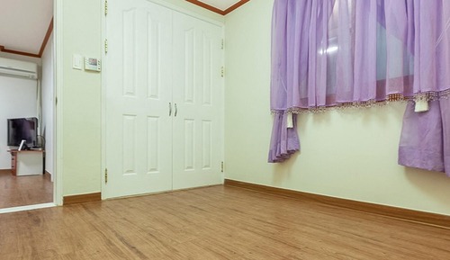 Room (Camomile)