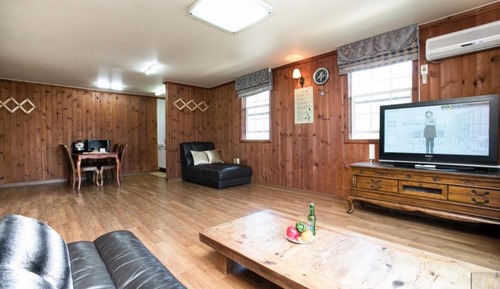 Room (Lulu Moonlight)