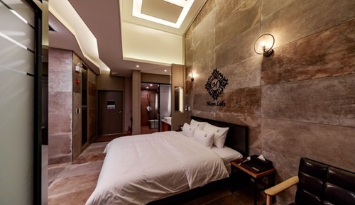 Room (OILBED 206)