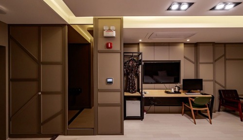 Room (BUSINESS 220)