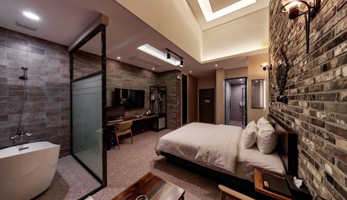Room (BATH 213)