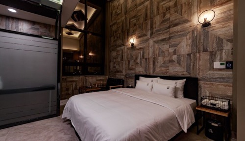 Room (OILBED 214)