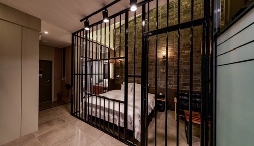 Room (EVENT 208)