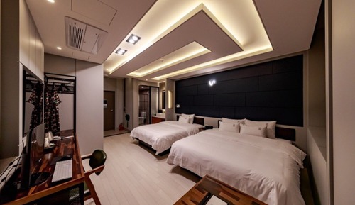 Room (BUSINESS 223)