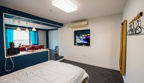 Room (Room 202)