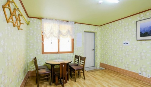 Room (Crescent)