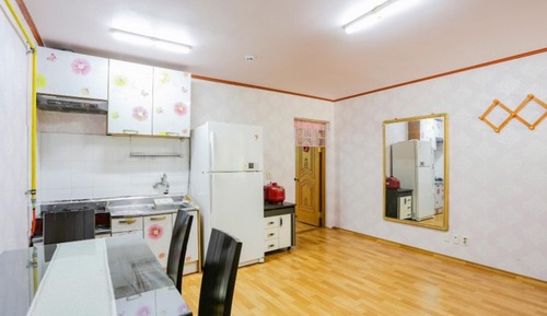 Room (Half moon room)