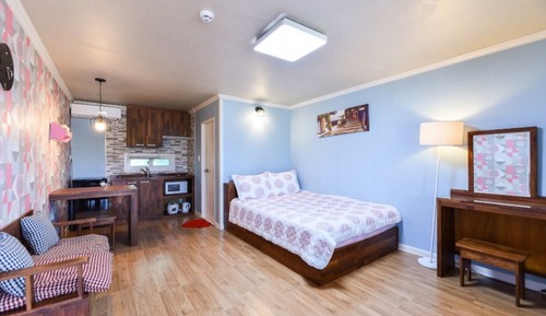 Room (Down Town 211)