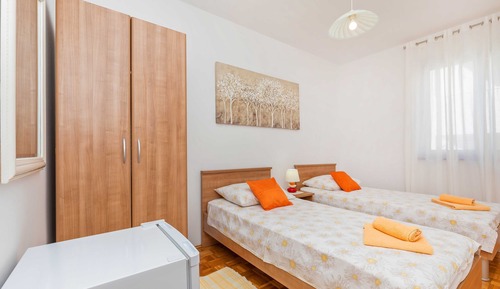 Twin Room (Twin Room with Shared Bathroom)