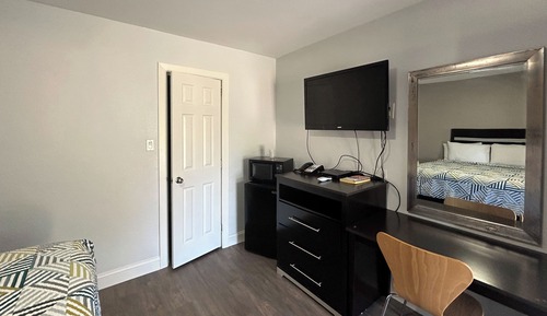 Deluxe Room, 1 King Bed, Smoking, Refrigerator & Microwave