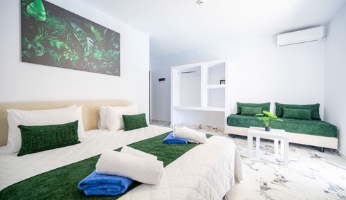 King Suite - Pool View