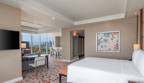 Grand Room, 1 King Bed, Corner (Bay)