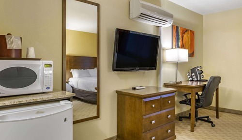Standard Room, 2 Queen Beds, Poolside